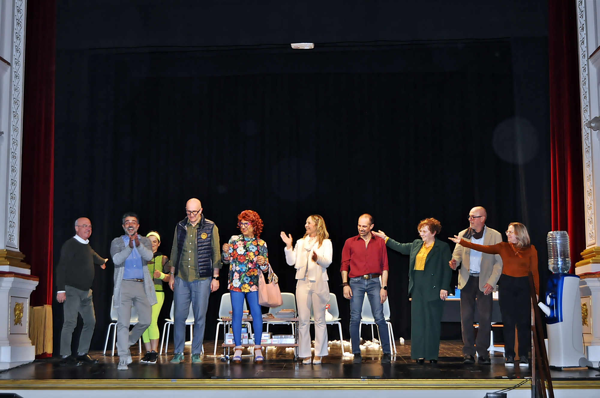 Giulia Ciarapica illumina il Caffè letterario. Le Mezze facce portano la comicità