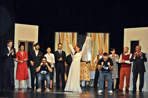 Il Teatro Club Gubinelli strappa applausi e risate. Successo per il debutto di Dialettiamoci