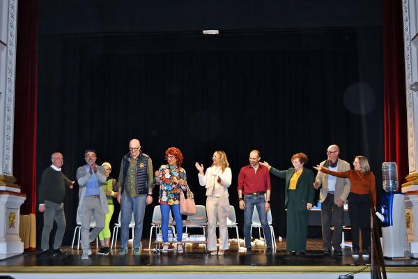 Giulia Ciarapica illumina il Caffè letterario. Le Mezze facce portano la comicità